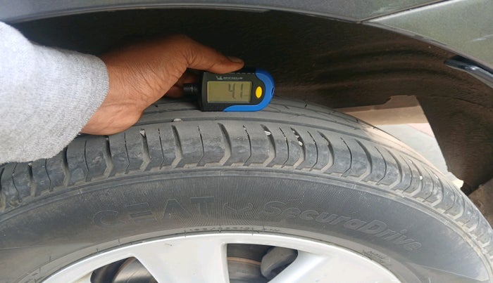 2015 Toyota Corolla Altis G PETROL, Petrol, Manual, 1,32,941 km, tyre