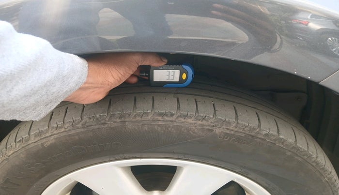 2015 Toyota Corolla Altis G PETROL, Petrol, Manual, 1,32,941 km, tyre