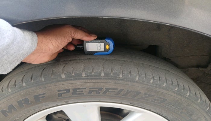 2015 Toyota Corolla Altis G PETROL, Petrol, Manual, 1,32,941 km, tyre