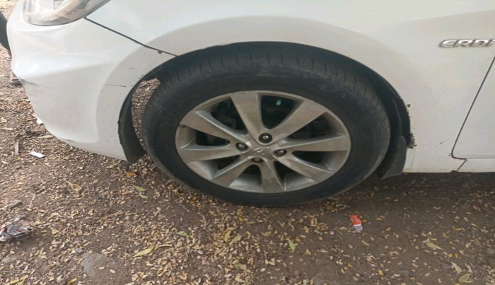 2011 Hyundai Verna FLUIDIC 1.6 VTVT SX, Diesel, Manual, 1,83,918 km, tyre