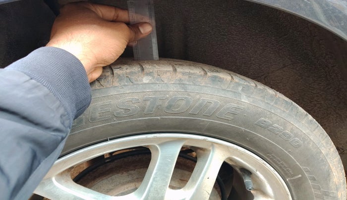 2011 Ford Fiesta ZXI 1.4 DIESEL, Diesel, Manual, 1,87,191 km, tyre