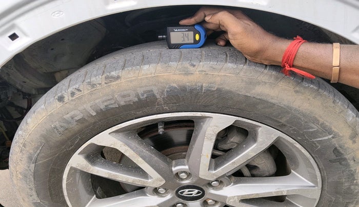 2015 Hyundai Santa Fe 4 WD AT, Diesel, Automatic, 2,07,244 km, tyre