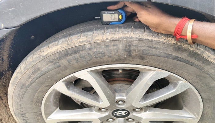 2015 Hyundai Santa Fe 4 WD AT, Diesel, Automatic, 2,07,244 km, tyre