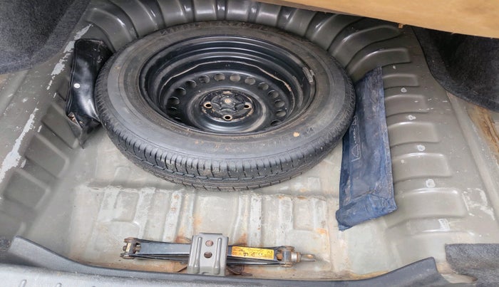 2013 Renault Scala RXL DIESEL, Diesel, Manual, 1,13,961 km, tyre