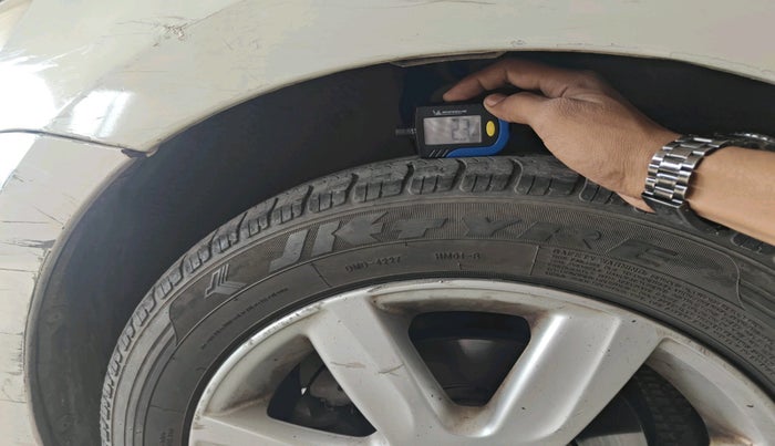 2011 Volkswagen Vento HIGHLINE DIESEL 1.6, Diesel, Manual, 1,48,589 km, tyre