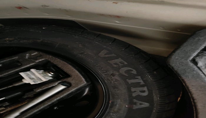 2011 Volkswagen Vento HIGHLINE DIESEL 1.6, Diesel, Manual, 1,48,589 km, tyre