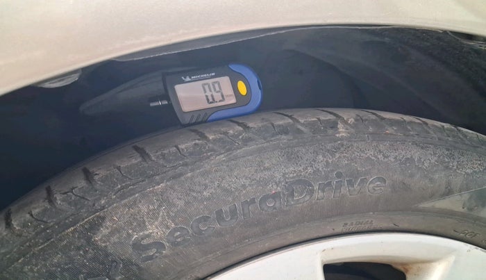 2012 Toyota Corolla Altis G PETROL, Petrol, Manual, 1,87,067 km, tyre