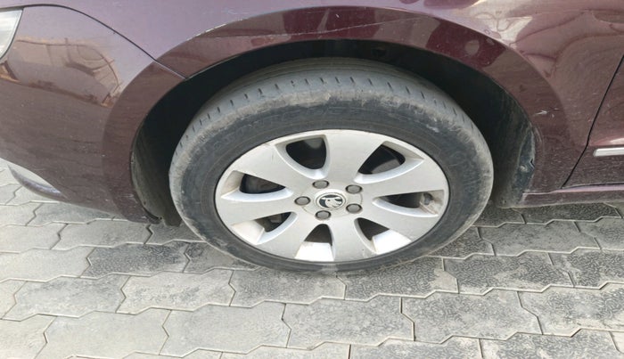 2011 Skoda Superb ELEGANCE 2.0 TDI CR AT, Diesel, Automatic, 2,00,591 km, tyre