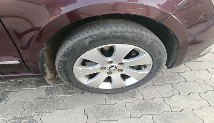 2011 Skoda Superb ELEGANCE 2.0 TDI CR AT, Diesel, Automatic, 2,00,591 km, tyre