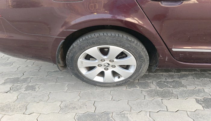 2011 Skoda Superb ELEGANCE 2.0 TDI CR AT, Diesel, Automatic, 2,00,591 km, tyre