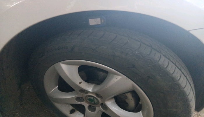 2011 Skoda Rapid 1.6 TDI AMBITION PLUS AT, Diesel, Automatic, 94,328 km, tyre