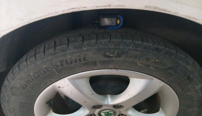 2011 Skoda Rapid 1.6 TDI AMBITION PLUS AT, Diesel, Automatic, 94,328 km, tyre