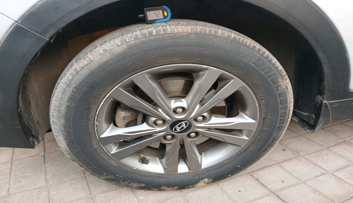 2017 Hyundai Creta E PLUS 1.6 PETROL, Petrol, Manual, 1,04,708 km, tyre