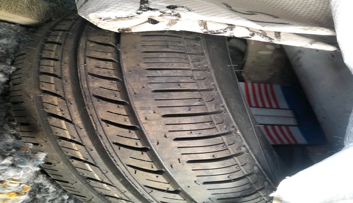 2012 Hyundai Eon ERA +, Petrol, Manual, 30,175 km, tyre