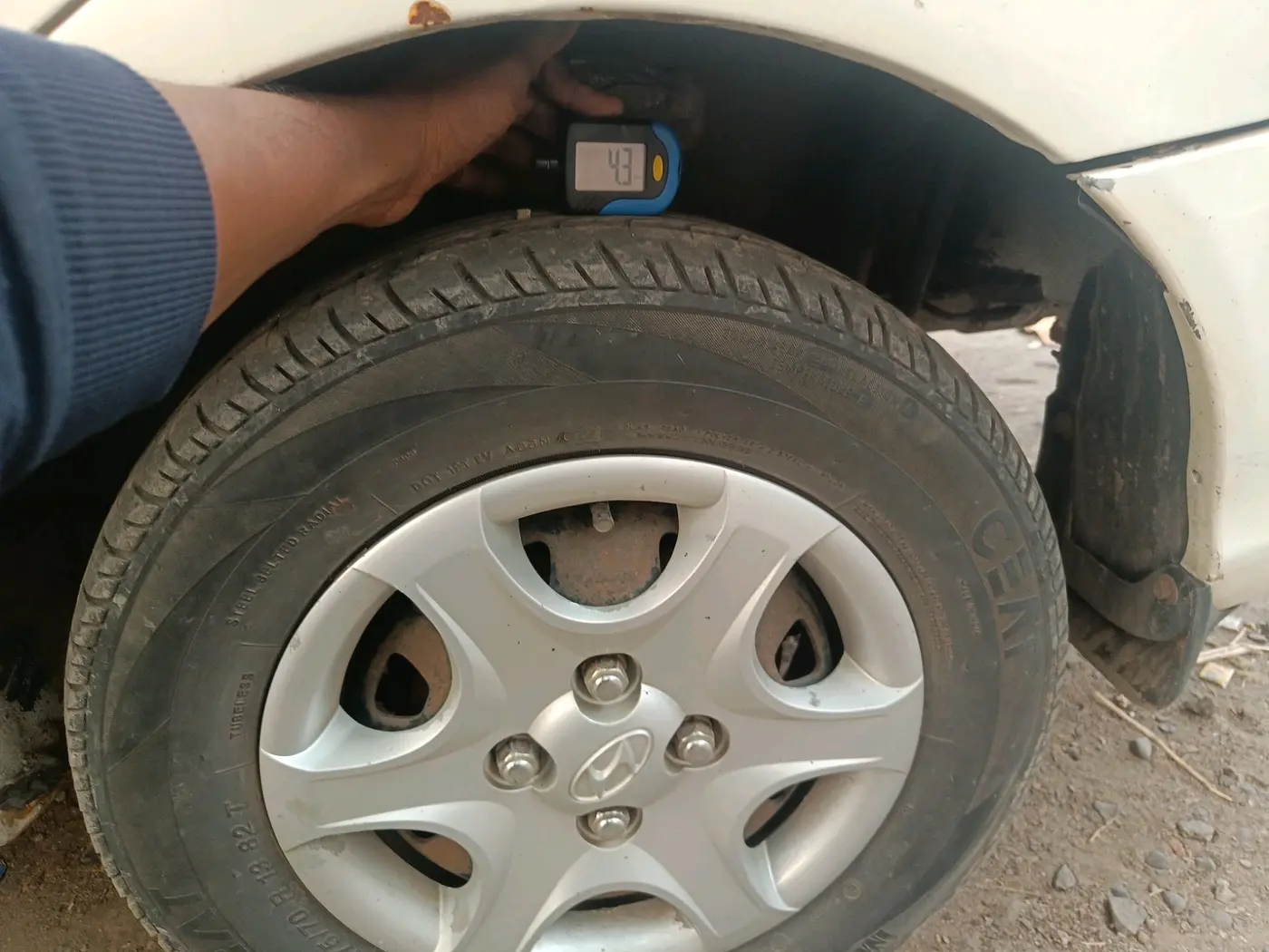 2011 Hyundai Accent GLE, Petrol, Manual, 1,24,970 km, tyre