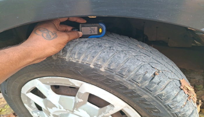 2012 Mahindra Xylo D4 BS-III, Diesel, Manual, 3,21,110 km, tyre