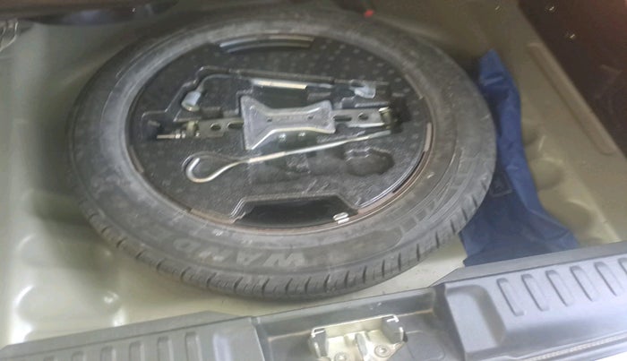 2020 Maruti Vitara Brezza LXI, Petrol, Manual, 27,558 km, tyre