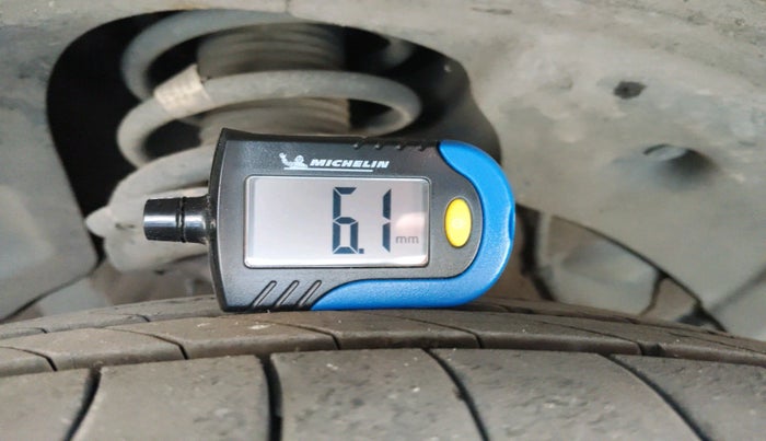 2022 Mahindra XUV300 W8 (O) 1.2 PETROL AMT, Petrol, Automatic, 35,873 km, tyre