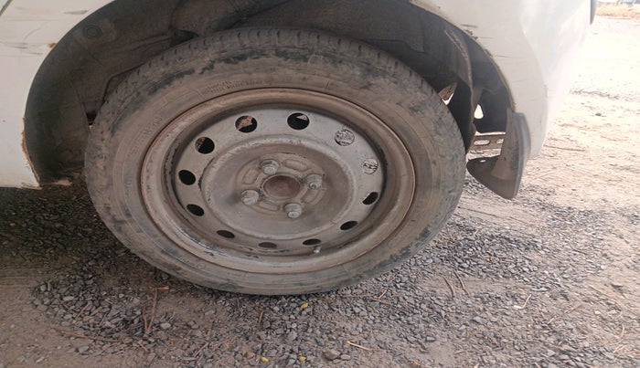 2011 Hyundai i10 MAGNA 1.1, Petrol, Manual, 1,34,206 km, tyre