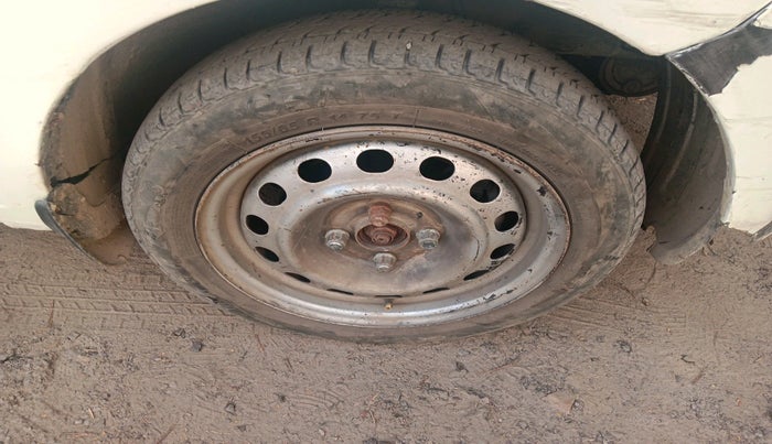 2011 Hyundai i10 MAGNA 1.1, Petrol, Manual, 1,34,206 km, tyre