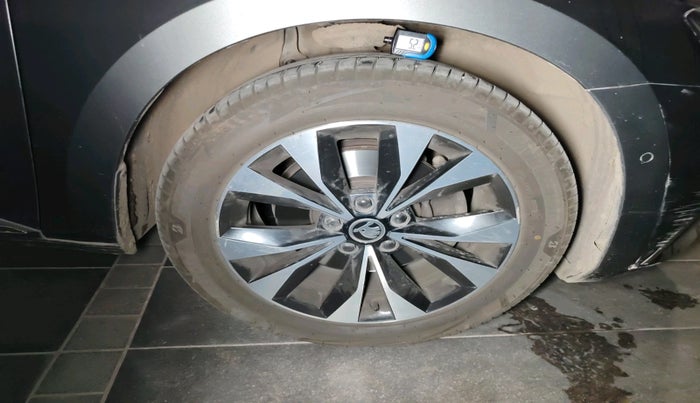 2022 Skoda Superb L&K 2.0 TSI AT, Petrol, Automatic, 48,749 km, tyre