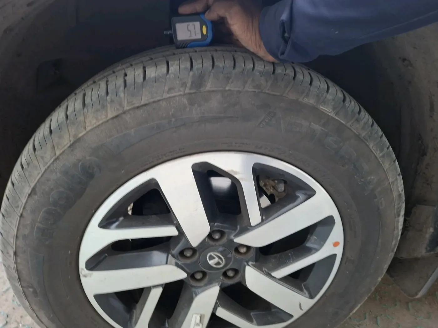 2022 Tata Harrier XZA PLUS 2.0L, Diesel, Automatic, 31,055 km, tyre