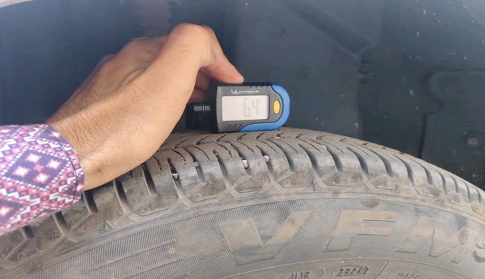 2016 Fiat Punto EVO DYNAMIC 1.2, Petrol, Manual, 1,36,592 km, tyre