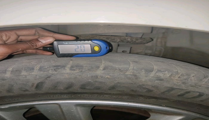 2013 Volkswagen Polo HIGHLINE1.2L, Petrol, Manual, 1,01,566 km, tyre