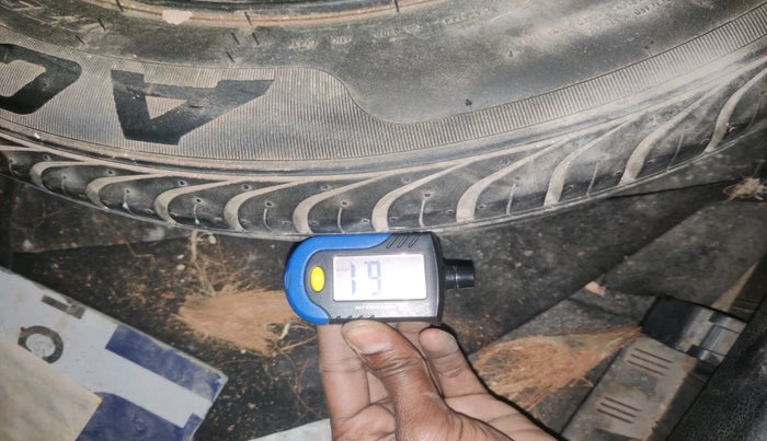 2013 Volkswagen Polo HIGHLINE1.2L, Petrol, Manual, 1,01,566 km, tyre