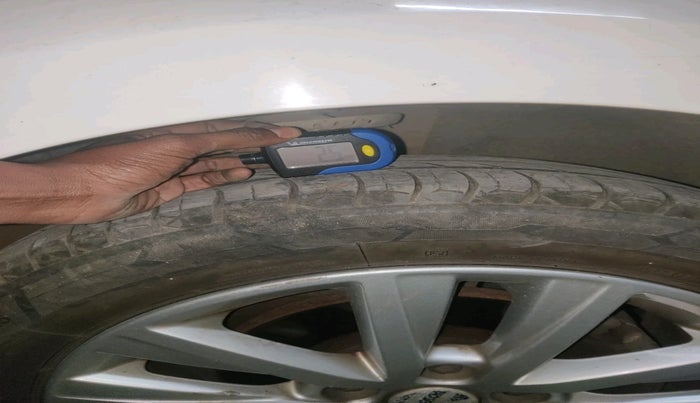 2013 Volkswagen Polo HIGHLINE1.2L, Petrol, Manual, 1,01,566 km, tyre