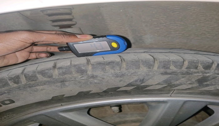 2013 Volkswagen Polo HIGHLINE1.2L, Petrol, Manual, 1,01,566 km, tyre