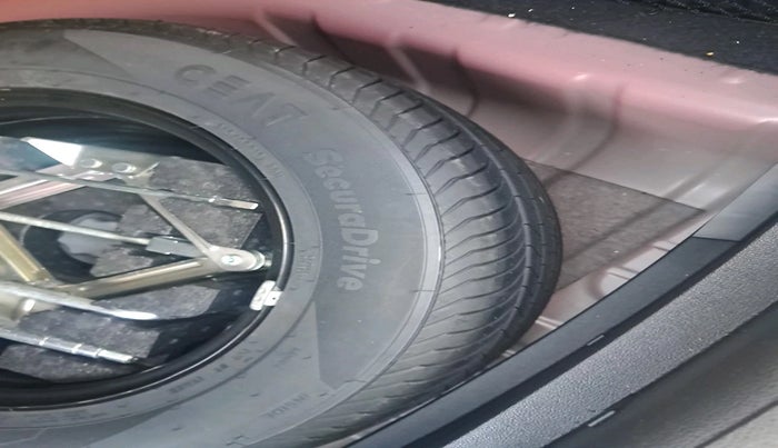 2024 MG ASTOR Select 1.5 CVT (Ivory), Petrol, Automatic, 11,759 km, tyre