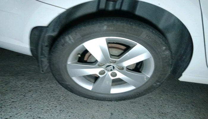 2015 Skoda Rapid 1.5 TDI CR STYLE PLUS AT, Diesel, Automatic, 2,33,270 km, tyre