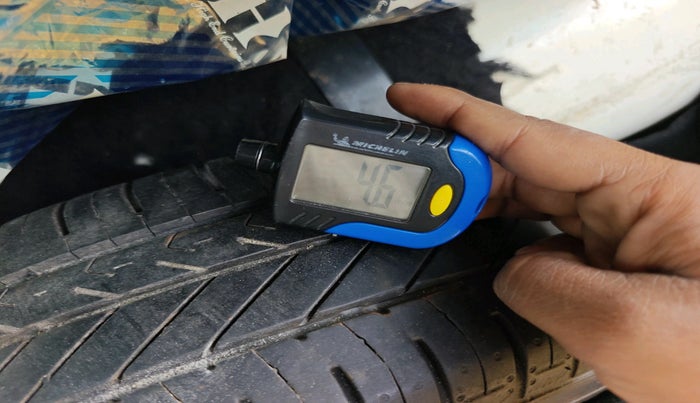 2016 Maruti Swift LXI (O), Petrol, Manual, 1,24,296 km, tyre