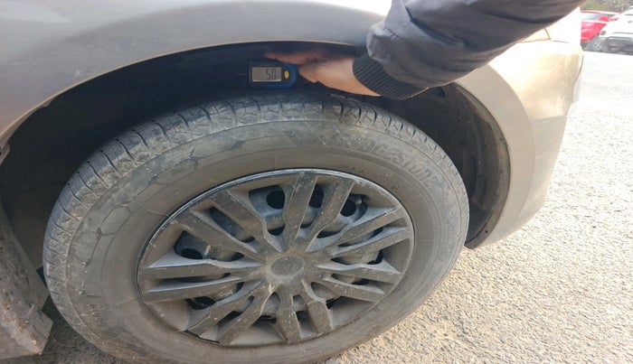 2016 Maruti Swift LXI (O), Petrol, Manual, 1,24,296 km, tyre