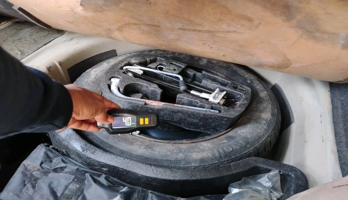 2013 Volkswagen Vento HIGHLINE 1.6 MPI, Petrol, Manual, 96,434 km, tyre