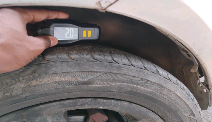 2013 Volkswagen Vento HIGHLINE 1.6 MPI, Petrol, Manual, 96,434 km, tyre