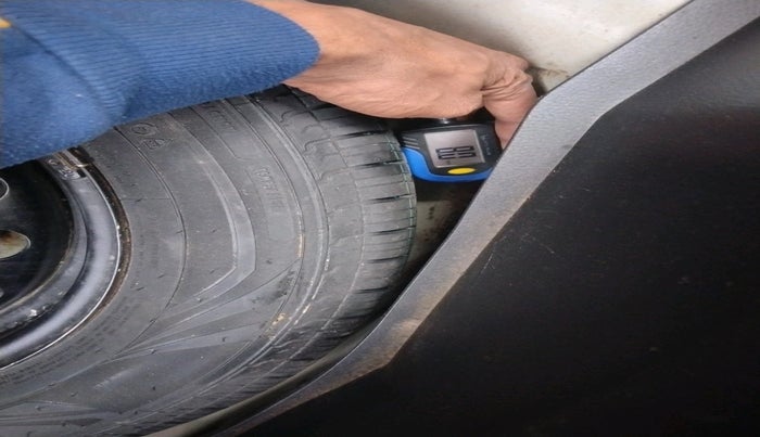 2016 Maruti Swift LXI (O), Petrol, Manual, 80,438 km, tyre