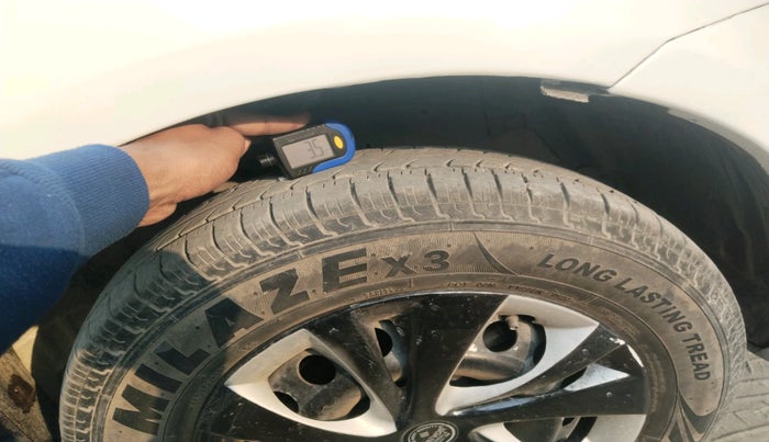 2016 Maruti Swift LXI (O), Petrol, Manual, 80,438 km, tyre