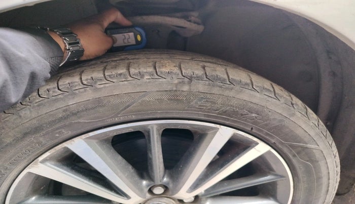 2017 Toyota Corolla Altis VL CVT PETROL, Petrol, Automatic, 1,19,828 km, tyre