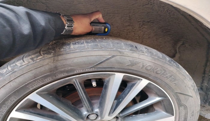 2017 Toyota Corolla Altis VL CVT PETROL, Petrol, Automatic, 1,19,828 km, tyre