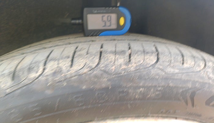 2015 Volkswagen Polo COMFORTLINE 1.5L, Diesel, Manual, 1,31,581 km, tyre