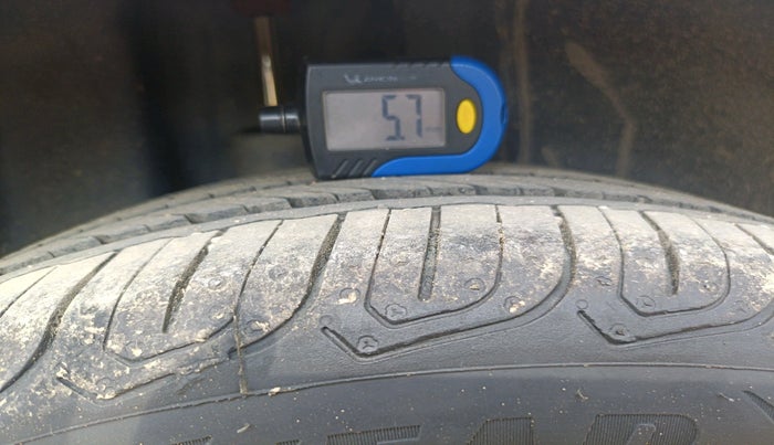 2015 Volkswagen Polo COMFORTLINE 1.5L, Diesel, Manual, 1,31,581 km, tyre