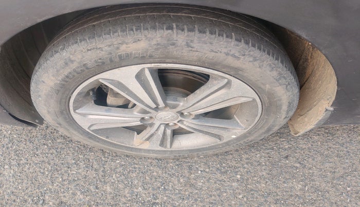 2017 Hyundai Verna 1.6 VTVT SX (O) AT, Petrol, Automatic, 1,07,405 km, tyre