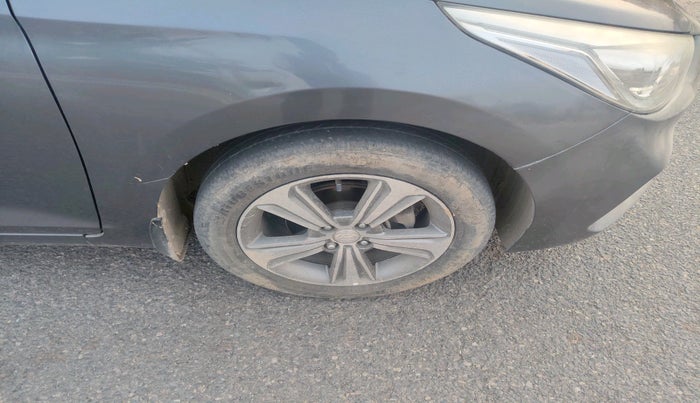 2017 Hyundai Verna 1.6 VTVT SX (O) AT, Petrol, Automatic, 1,07,405 km, tyre