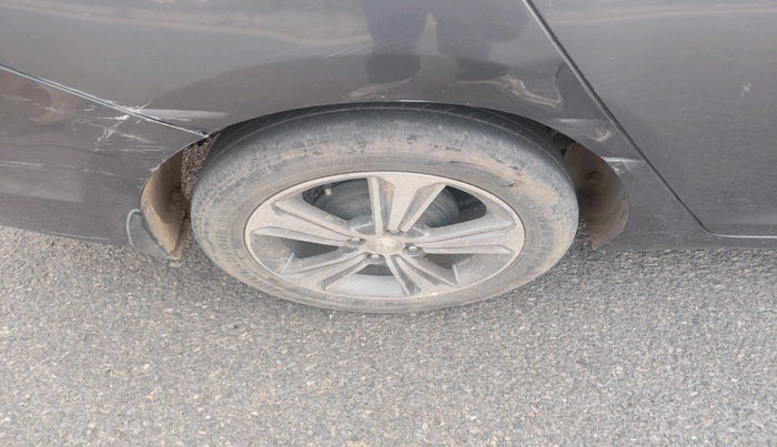 2017 Hyundai Verna 1.6 VTVT SX (O) AT, Petrol, Automatic, 1,07,405 km, tyre