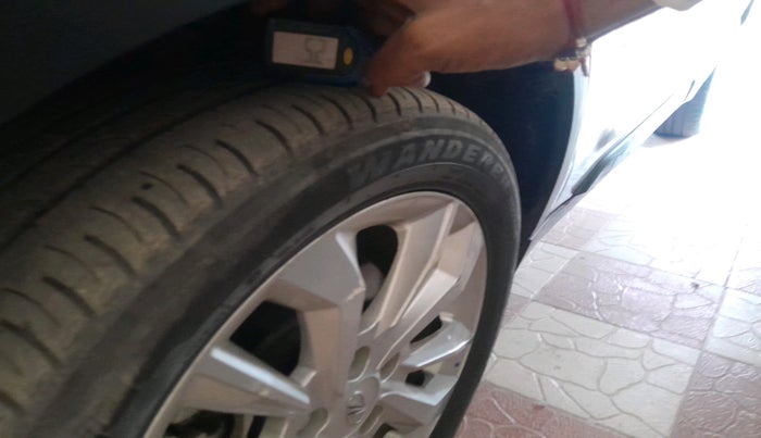 2021 Mahindra XUV300 W8 1.5 Diesel Dual Tone, Diesel, Manual, 28,745 km, tyre