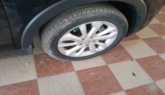 2021 Mahindra XUV300 W8 1.5 Diesel Dual Tone, Diesel, Manual, 28,745 km, tyre