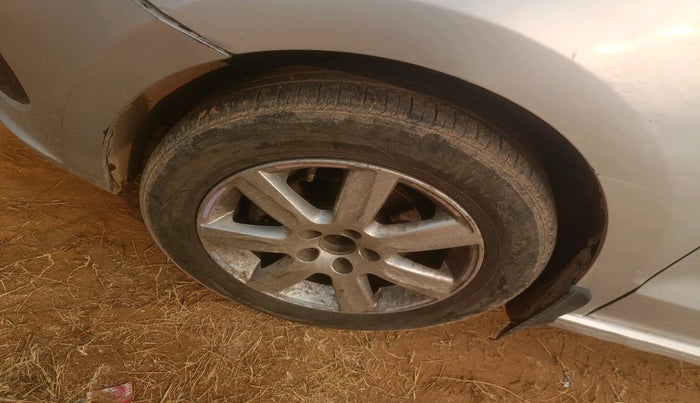 2011 Volkswagen Vento HIGHLINE 1.6 MPI, Petrol, Manual, 74,165 km, tyre