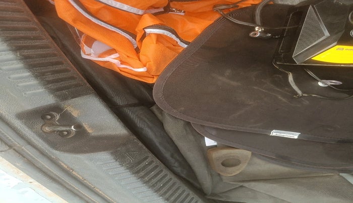 2011 Volkswagen Vento HIGHLINE 1.6 MPI, Petrol, Manual, 74,165 km, tyre